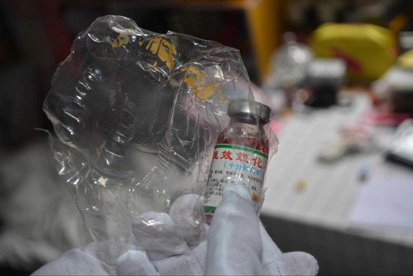 服药自杀的美女大学生被法医脱衣掰开骚逼拍照检查身体